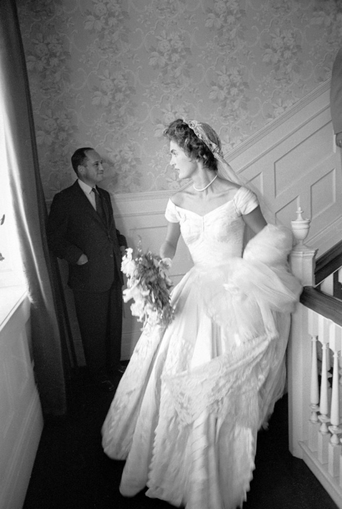 1954年,好莱坞巨星奥黛丽赫本在 婚礼上穿着 balmain 芭蕾风格婚纱
