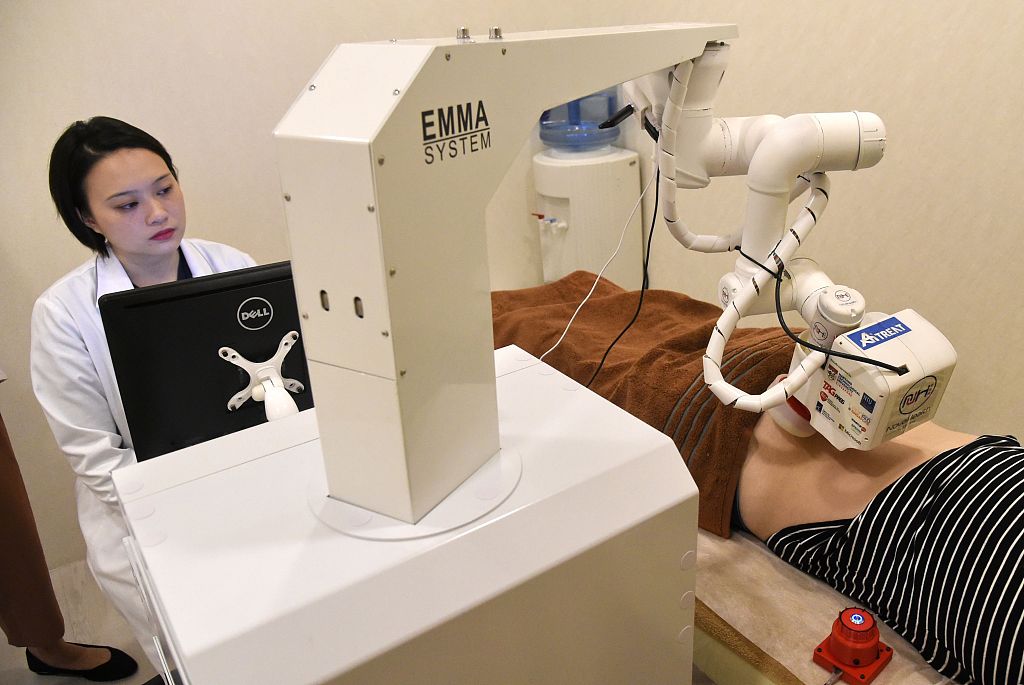 推拿机器人 emma 在新加坡中医诊所正式投入使用